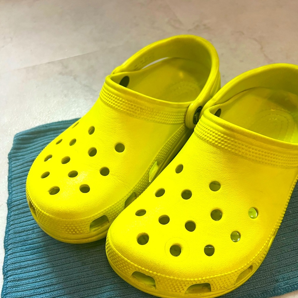 Yellow Crocs unisex Size 4M/6W